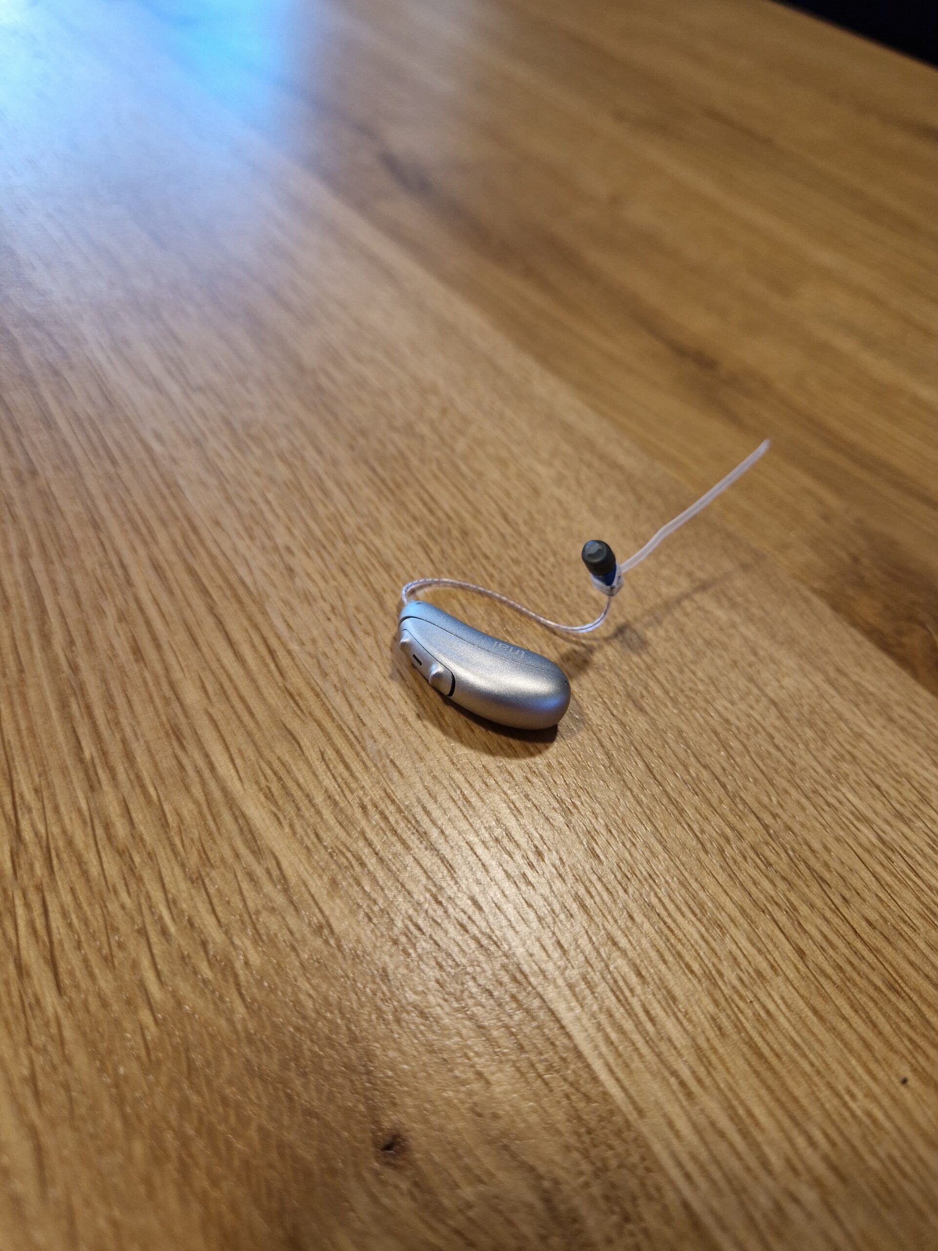 Gehörschutz richtig reinigen. Elegantes, silbernes Hörgerät mit schlankem Design von SO GEHÖRT. Die moderne und leistungsstarke Hörlösung für anspruchsvolle Ästhetik.