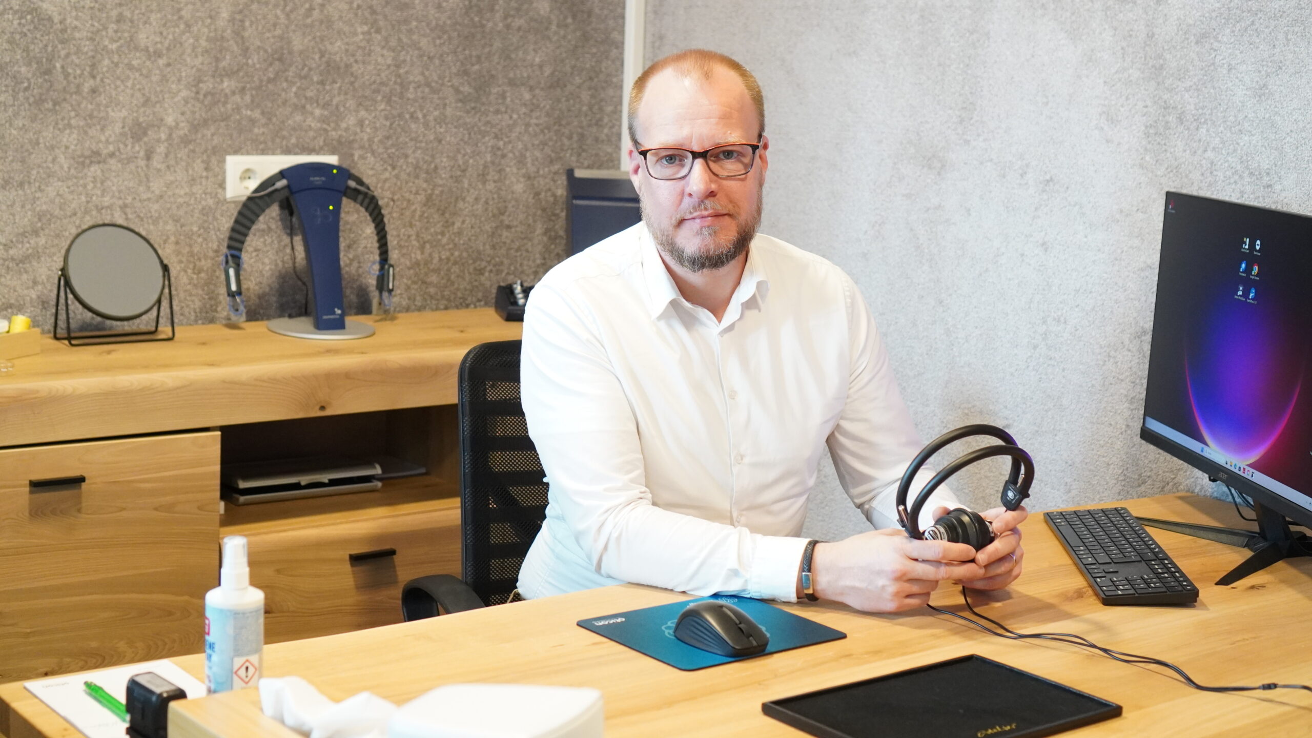 Hörgeräte Akustiker in Beelitz. Tinnitus loswerden ohne Medikamente. Sven Odebrecht, mit Kopfhöre. Sven Odebrecht von SO GEHÖRT bei der Ohrpassstück-Analyse. Demonstration der modernen Messtechnik zur Ermittlung des individuellen Hörprofils und der besten Passform.