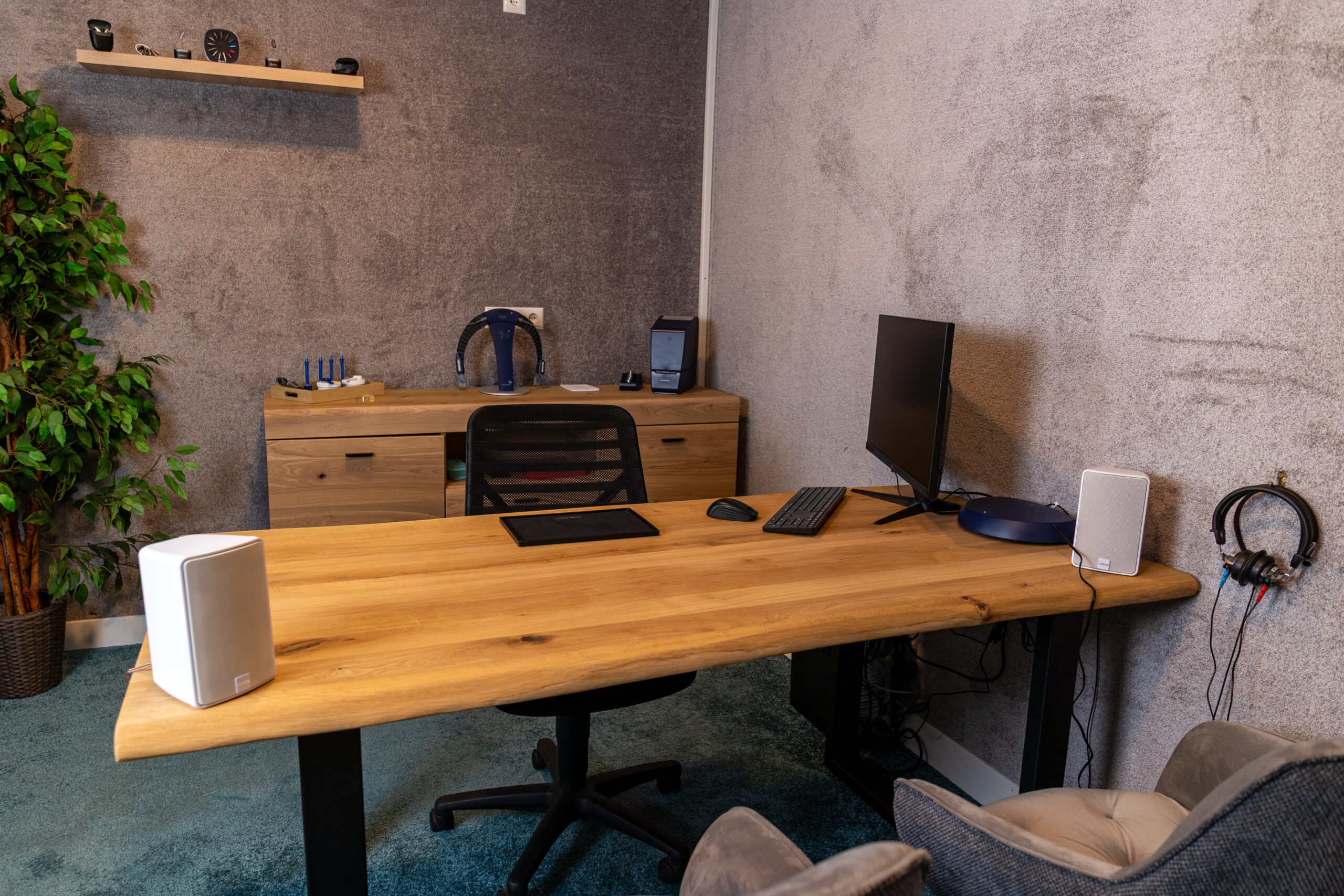 Home 3 Innenansicht der Schallschutzkabine bei SO GEHÖRT. Ermöglicht objektive Hörtests in einer lärmfreien Umgebung in Potsdam-Mittelmark.