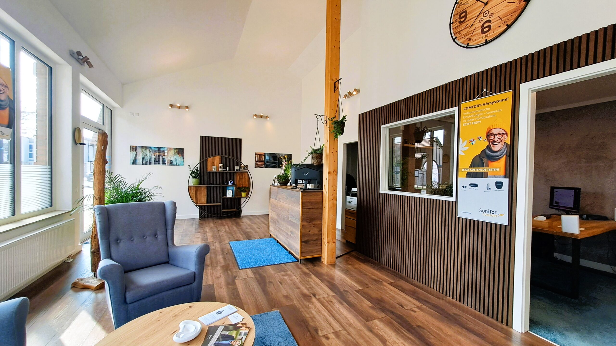 Hörakustik Ratgeber blogs. Heller, einladender Innenraum des SO GEHÖRT Fachgeschäfts. Zeigt die moderne, komfortable Atmosphäre für Hörberatung und Hörsystem-Anpassung.