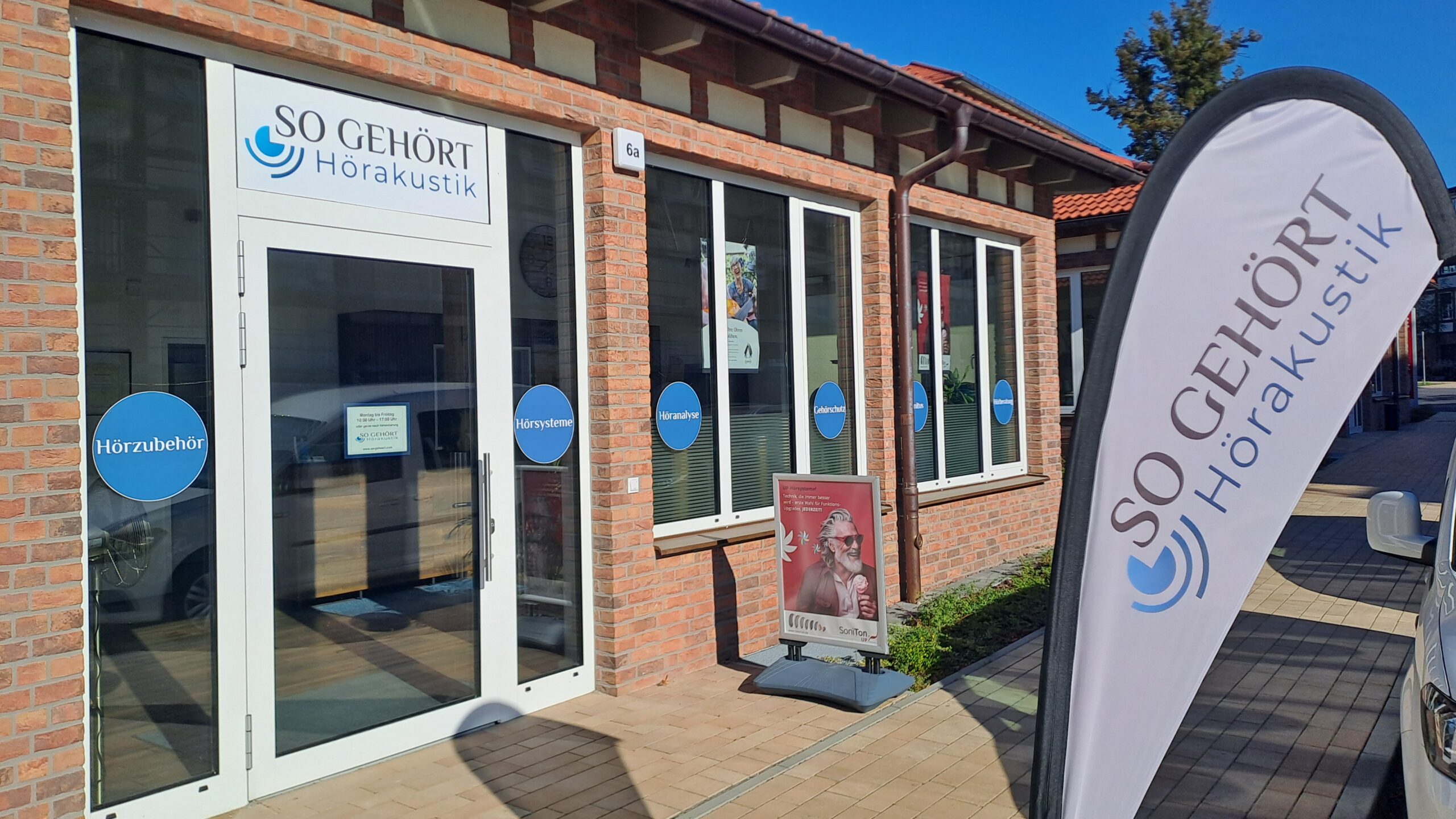 SO GEHÖRT Datenschutzerklärung.. Kontakt Hörakustiker in Beelitz. Ladenfront des SO GEHÖRT Hörakustiker-Geschäfts in Potsdam. Lädt Kunden zum Hörtest und zur persönlichen Beratung ein – Ihr lokaler Partner vor Ort.