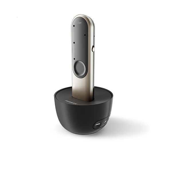 Roger On drahtloses Mikrofon in der Ladestation. SO GEHÖRT empfiehlt dieses innovative Zubehör zur signifikanten Verbesserung des Sprachverstehens in lauten Umgebungen.