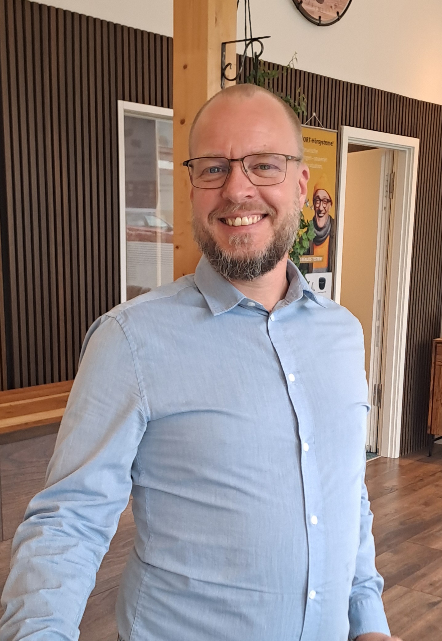 Professionelles Porträt von Sven Odebrecht FAQs. Professionelles Porträt von Sven Odebrecht, geprüfter Hörakustik-Meister und Inhaber von SO GEHÖRT. Ihr Experte für persönliche Hörberatung in Potsdam-Mittelmark.